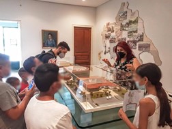 Ομάδα παιδιών Ρομά στο Λαογραφικό Μουσείο Λάρισας